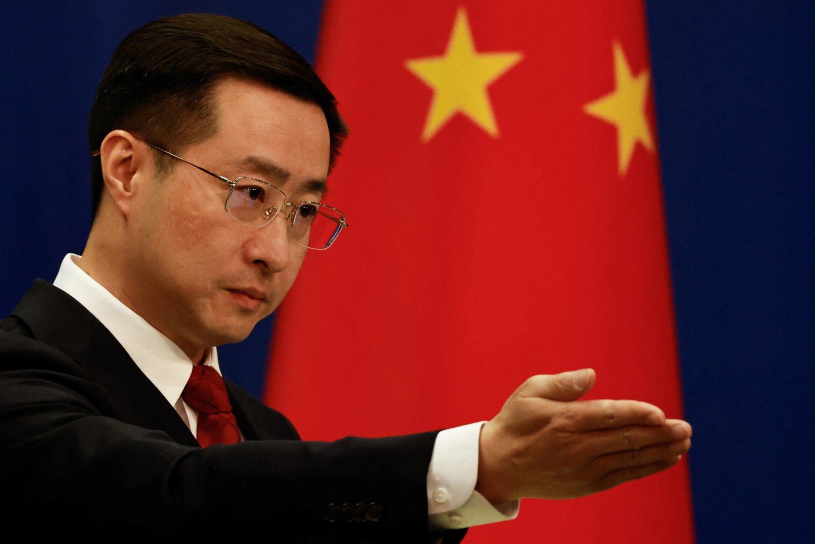 Guerra de tarifas: China diz que ‘jamais’ se curvará à pressão dos EUA e que governo americano deve parar com atitudes ‘destrutivas’