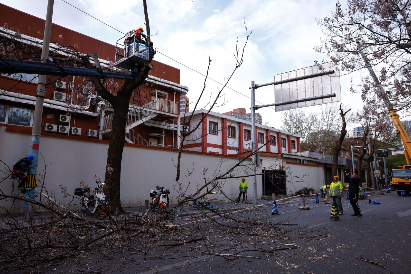 Ventos fortes e tempestades de areia levam Pequim a cancelar centenas de voos e fechar parques; FOTOS