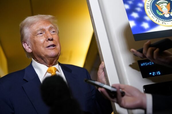 Trump diz que ‘ninguém está sendo liberado’ e que avalia tarifas para smartphones e eletrônicos