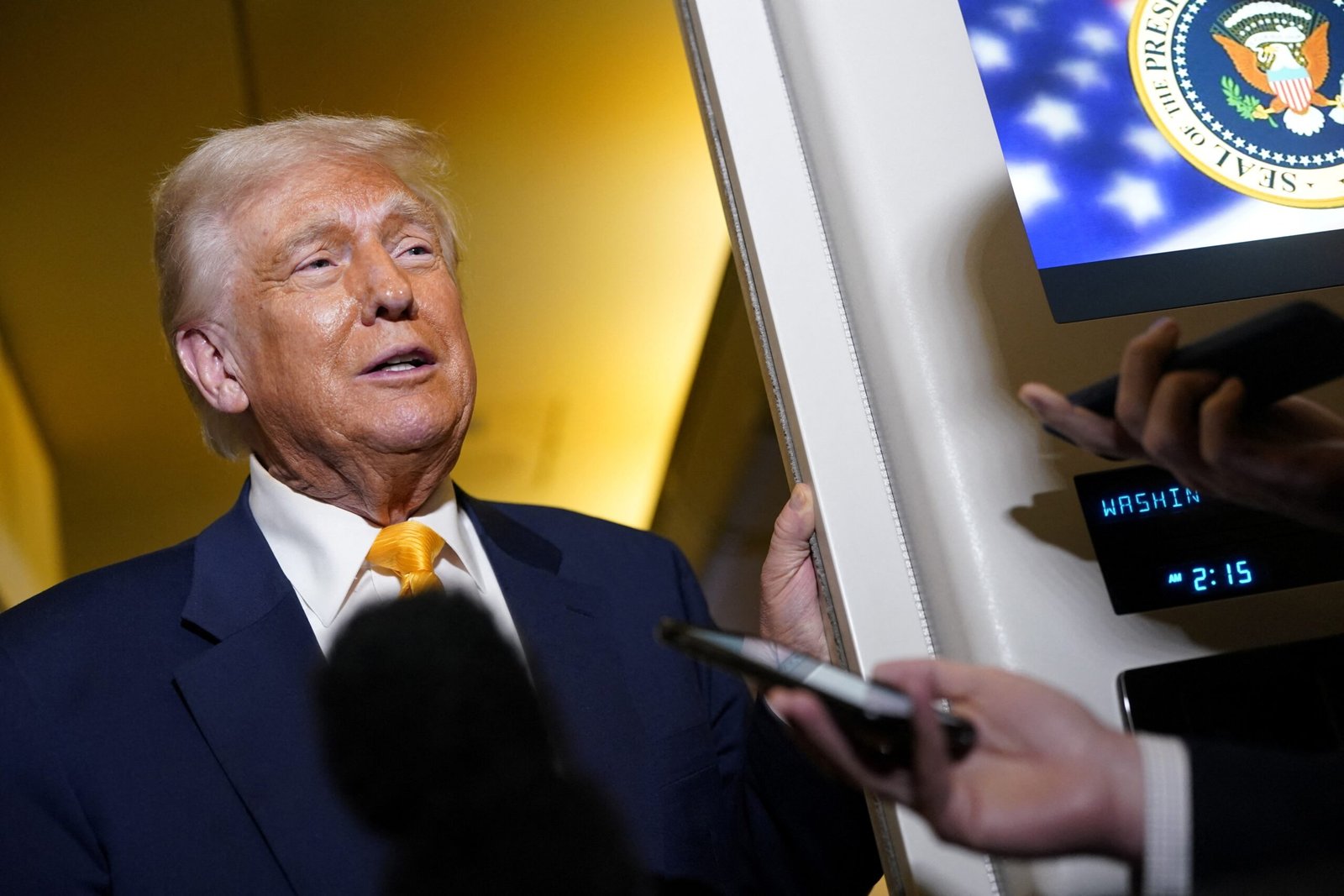 Trump diz que ‘ninguém está sendo liberado’ e que avalia tarifas para smartphones e eletrônicos