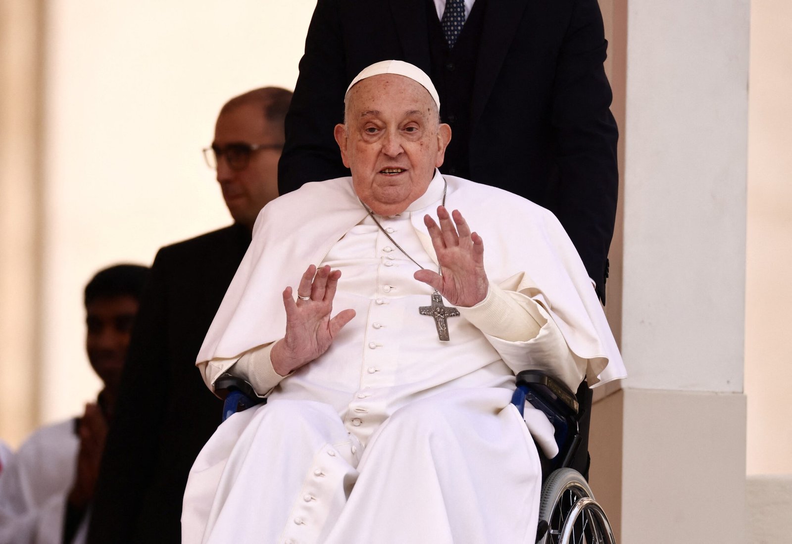 Profecia de Nostradamus que indica derrocada da Igreja Católica vem à tona após morte de papa Francisco; entenda