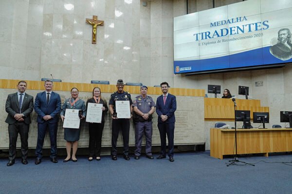 Câmara Municipal homenageia policiais e guardas civis metropolitanos com a entrega da Medalha Tiradentes