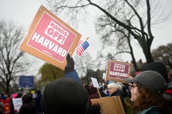 Trump diz que Harvard pode perder isenção de impostos e acusa universidade de promover ideologia e terrorismo