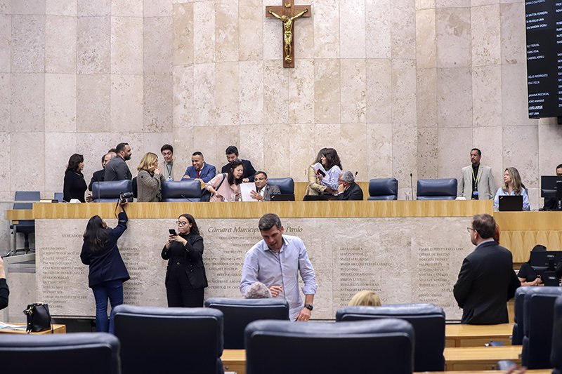 Plenário presta homenagens ao papa Francisco; líder da Igreja Católica morreu aos 88 anos na segunda-feira