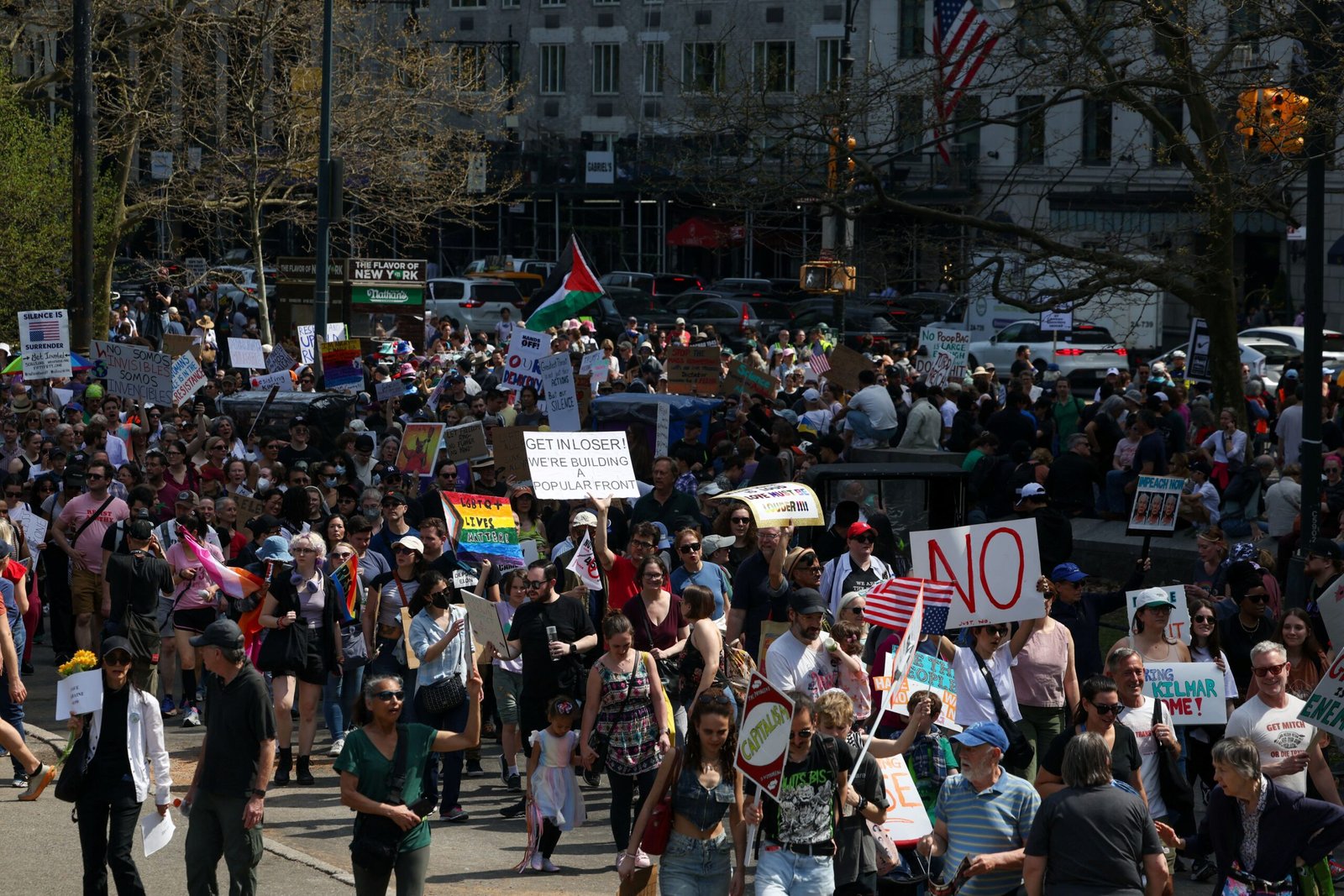 Milhares de manifestantes se reúnem em cidades dos EUA para protestar contra Trump