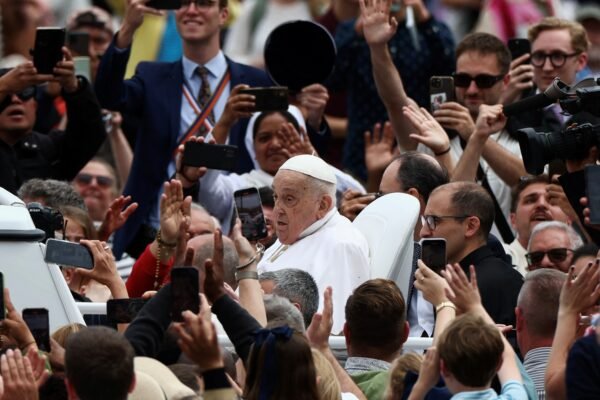Da bênção aos fiéis na Páscoa ao coma: como foram as horas finais do papa Francisco