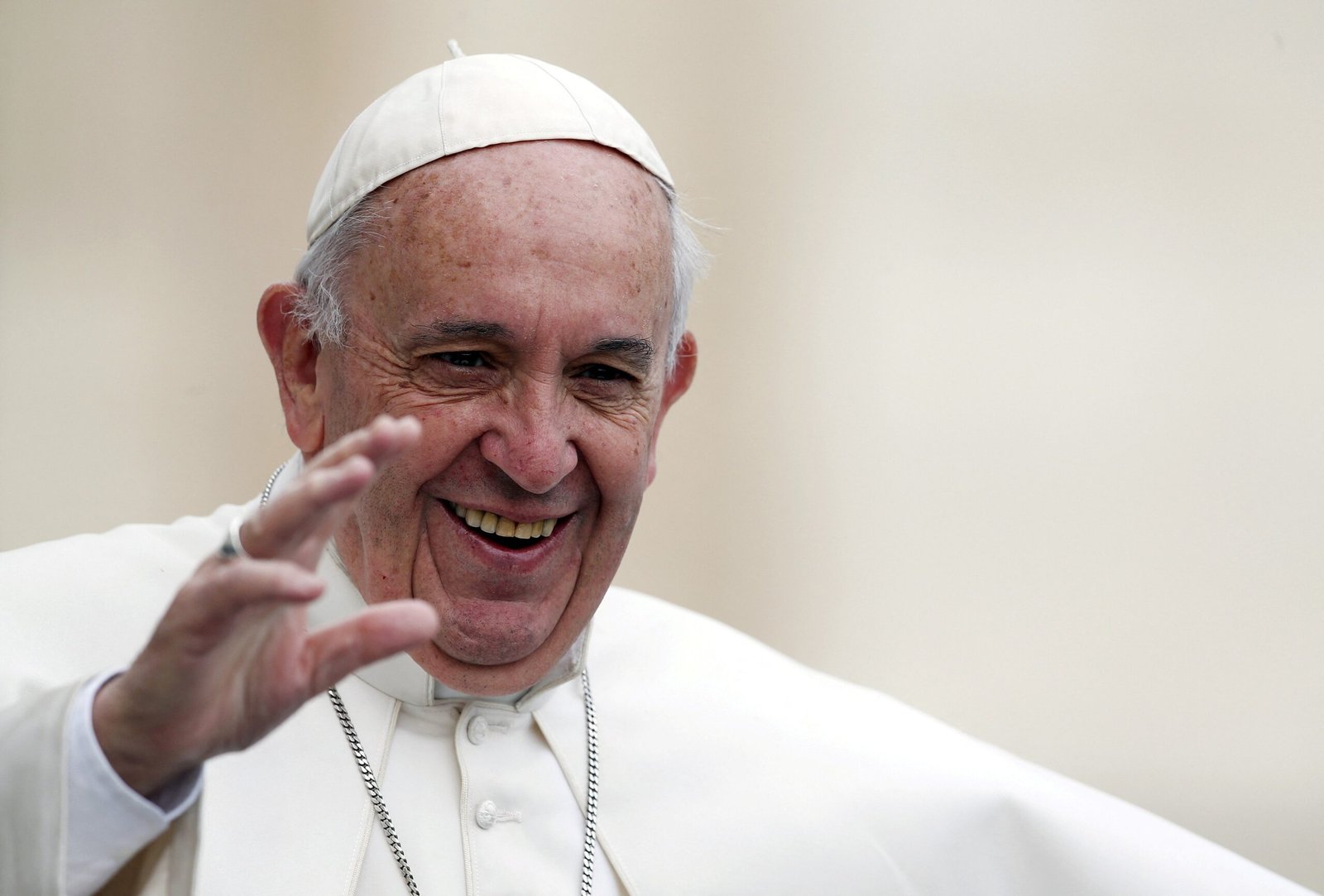 Popularidade de Francisco diminuiu entre católicos latinos, e apoio a mulheres na Igreja subiu