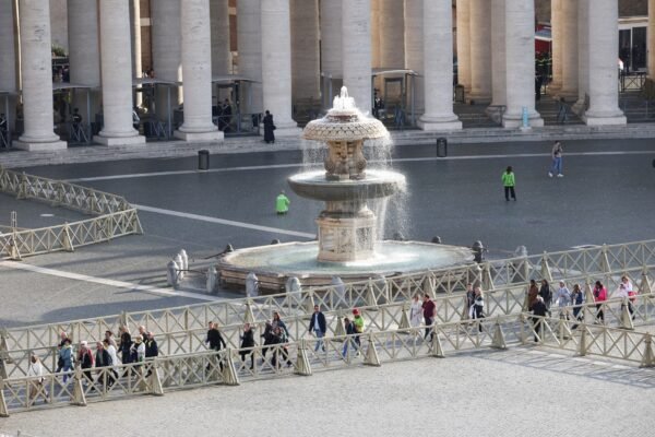Fiéis começam a formar fila para prestar homenagem ao papa Francisco; velório será às 6h