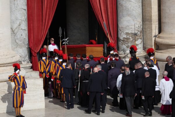 Vaticano cogita estender horário do velório por conta do grande número de fiéis; ACOMPANHE
