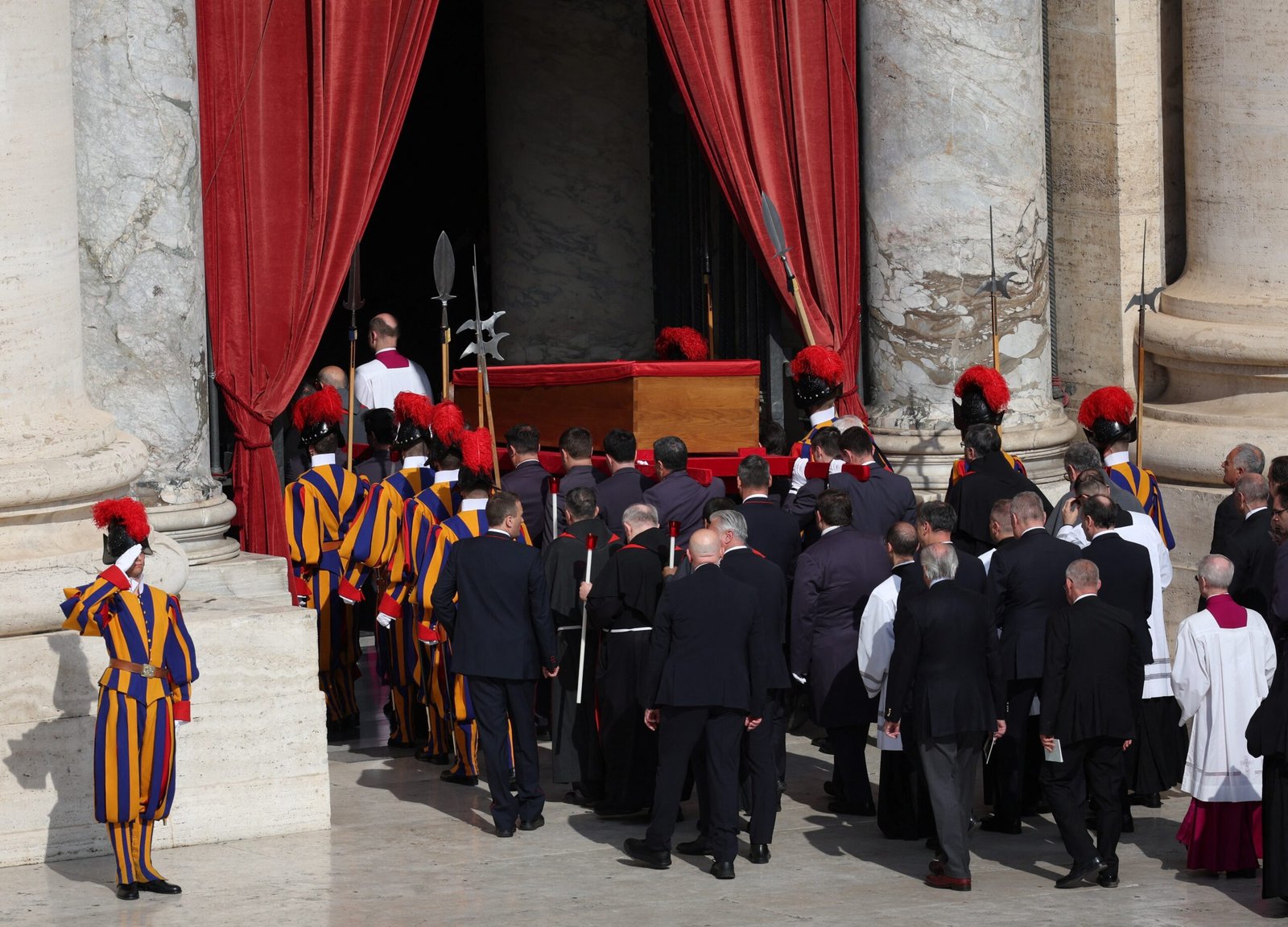 Mais de 90 mil pessoas já passaram pela Basílica de São Pedro; ACOMPANHE