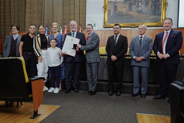 Desembargador José Helton Nogueira Diefenthäler Júnior recebe a Medalha Anchieta e o Diploma de Gratidão