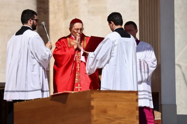 Missa do funeral do papa Francisco começa no Vaticano; ACOMPANHE