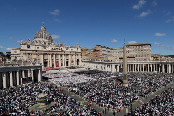 Cerca de 400 mil pessoas estiveram presentes no funeral do papa Francisco, dizem autoridades