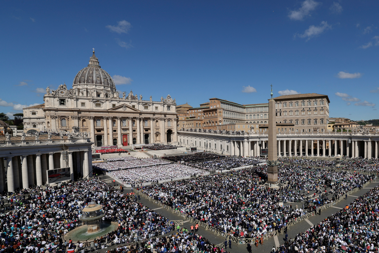 Cerca de 400 mil pessoas estiveram presentes no funeral do papa Francisco, dizem autoridades