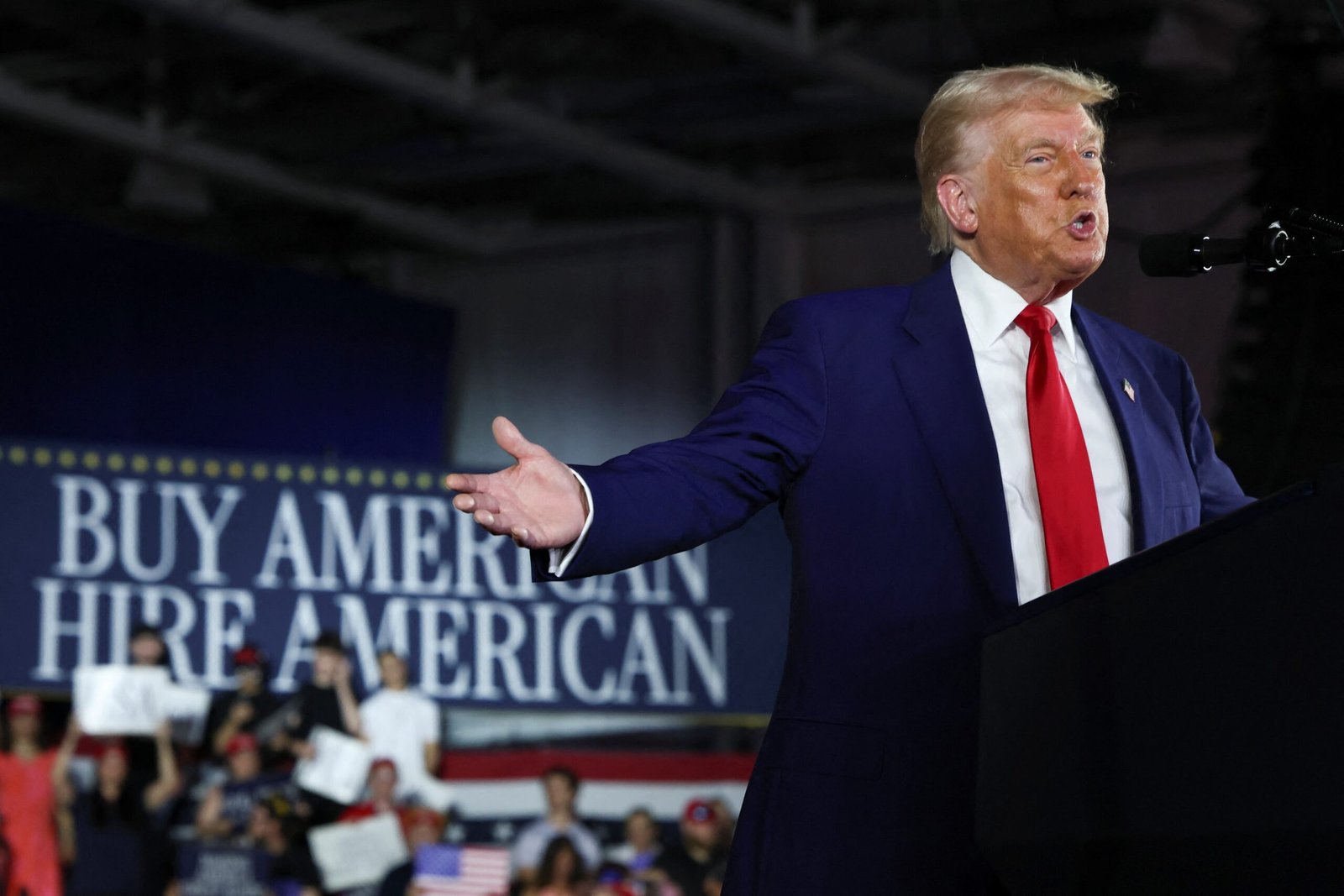 Trump contesta pesquisas que apontam queda de popularidade e sugere ter 70% de aprovação