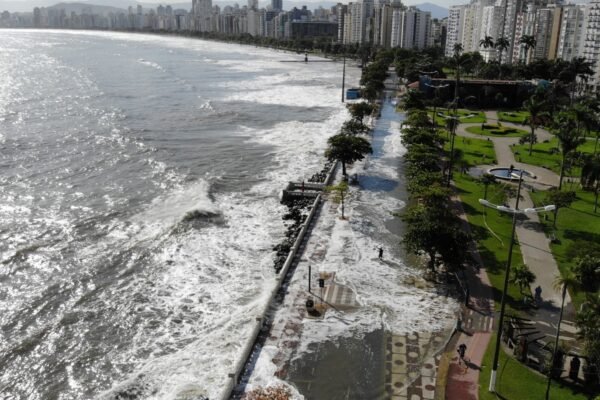 Santos, SP, em alerta para risco de alagamentos com ressaca e ondas de até 2 metros