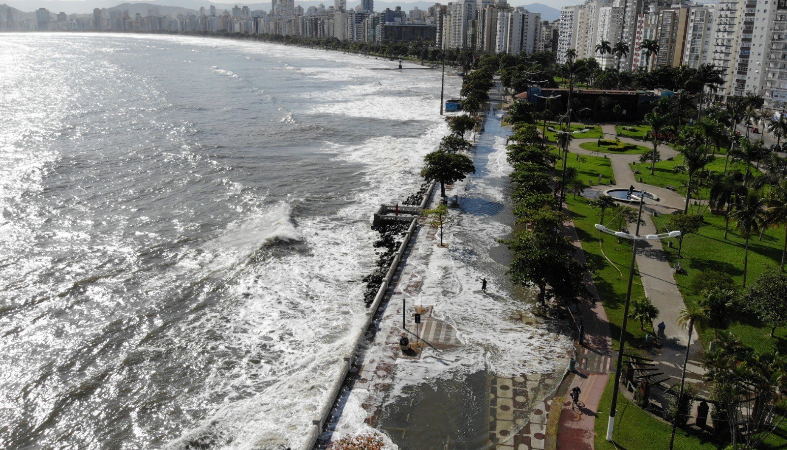 Santos, SP, em alerta para risco de alagamentos com ressaca e ondas de até 2 metros