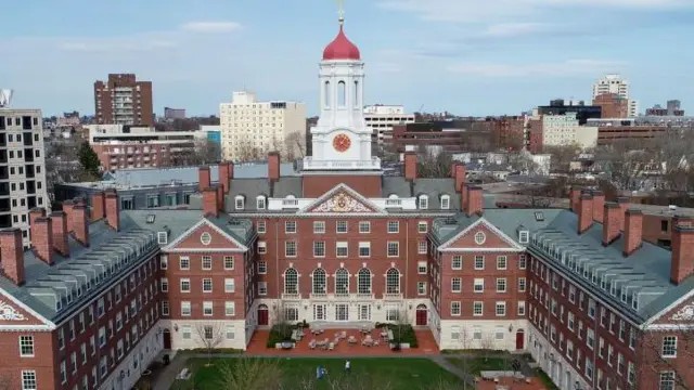 Como Harvard se tornou a universidade mais rica do mundo e sua fortuna lhe permite resistir à pressão de Trump