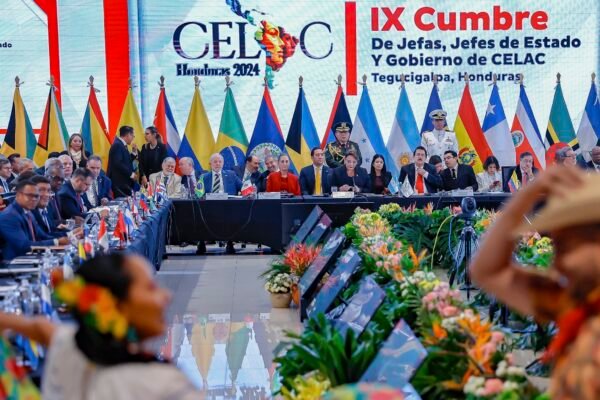Lula participa da cúpula da Celac em Honduras