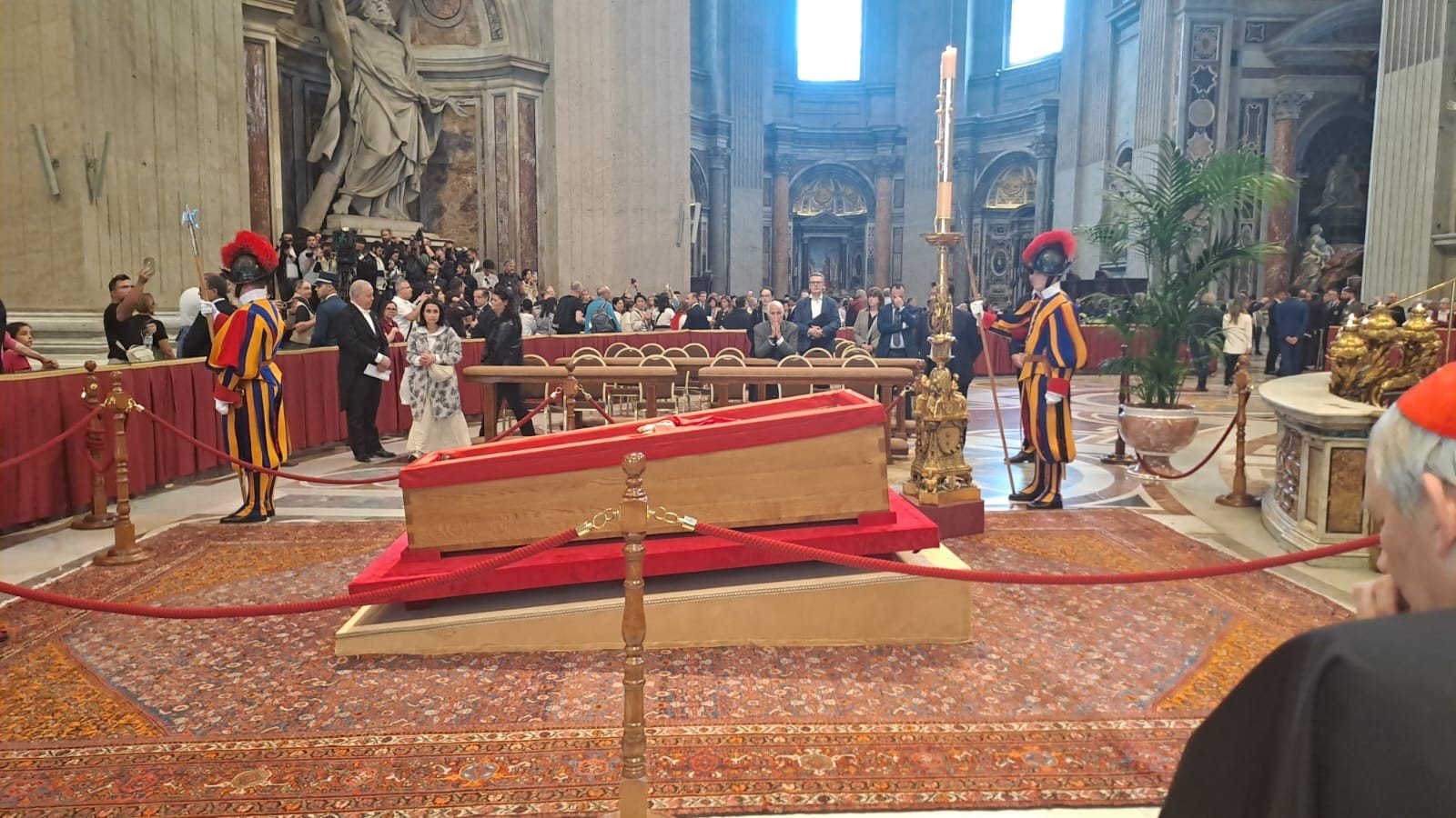 Mais de 60 mil pessoas já visitaram caixão do papa Francisco na Basílica de São Pedro, diz Vaticano