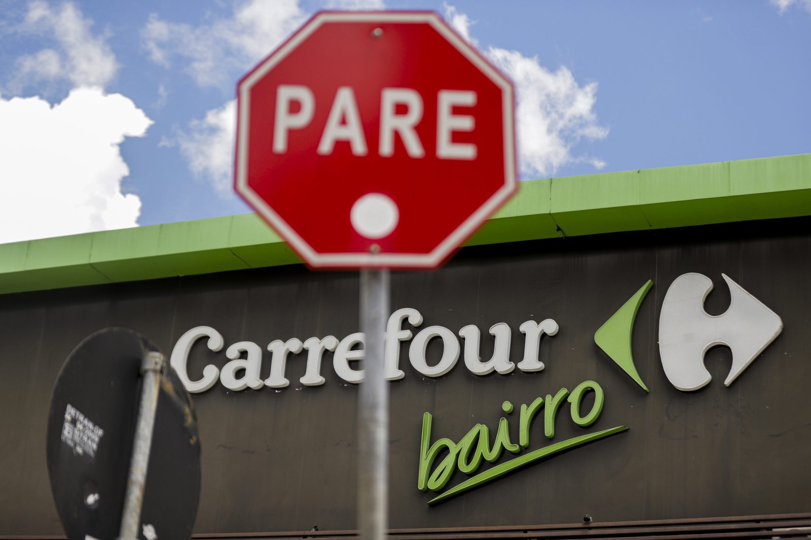 Gestora da família Diniz vende 100% da participação no Carrefour Brasil