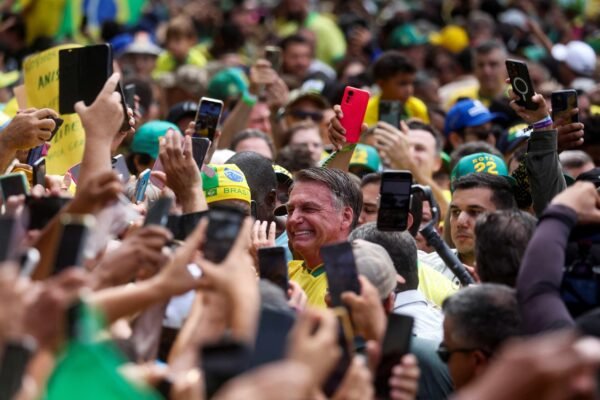 Deputada que teve o pai perseguido durante o regime militar pede anistia aos presos do 8 de janeiro