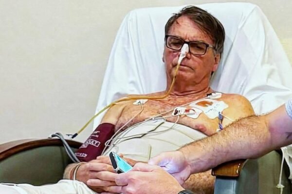 Depois de intensificar fisioterapia, Bolsonaro faz caminhada no hospital; vídeo