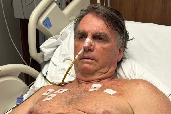 Bolsonaro agradece a médicos que o operaram no DF: ‘Obrigado por mais essa vida’