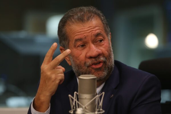 Carlos Lupi entra na mira da Câmara por denúncia de fraude no INSS