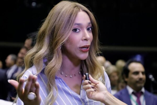 Erika Hilton cancela ida aos EUA depois de receber visto do gênero masculino