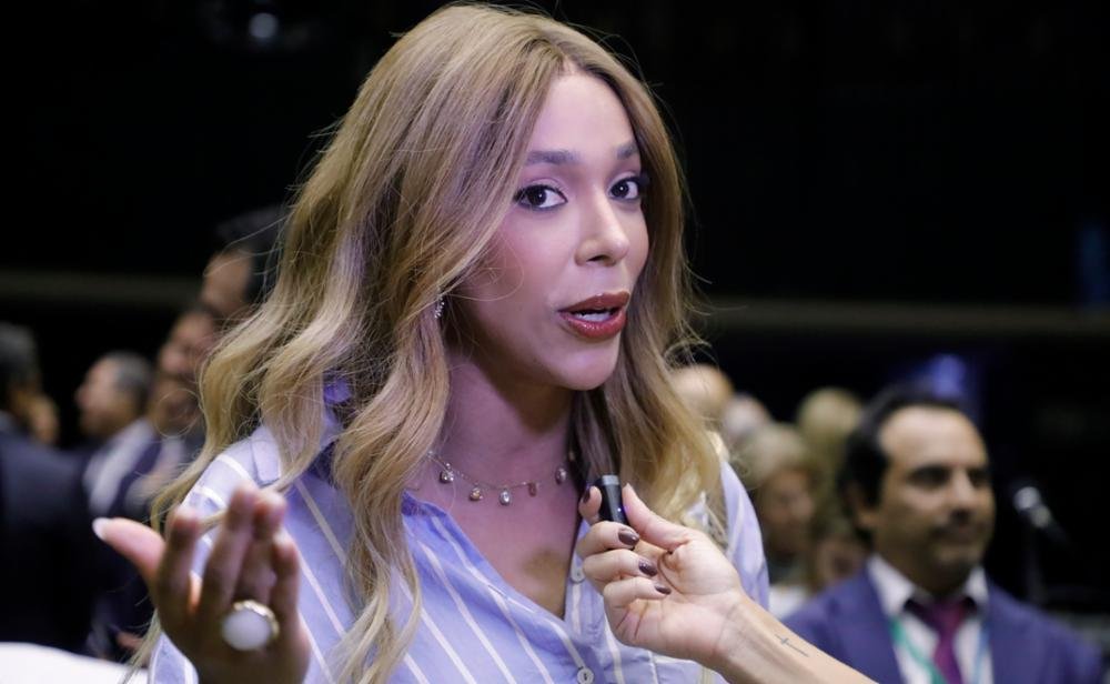 Erika Hilton cancela ida aos EUA depois de receber visto do gênero masculino