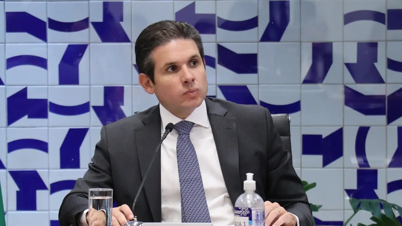 Moraes e Dino vão ao Senado em meio à pressão da oposição pela anistia na Câmara