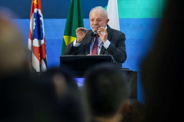 Orçamento do governo Lula impede cumprimento dos pisos de saúde e educação a partir de 2027