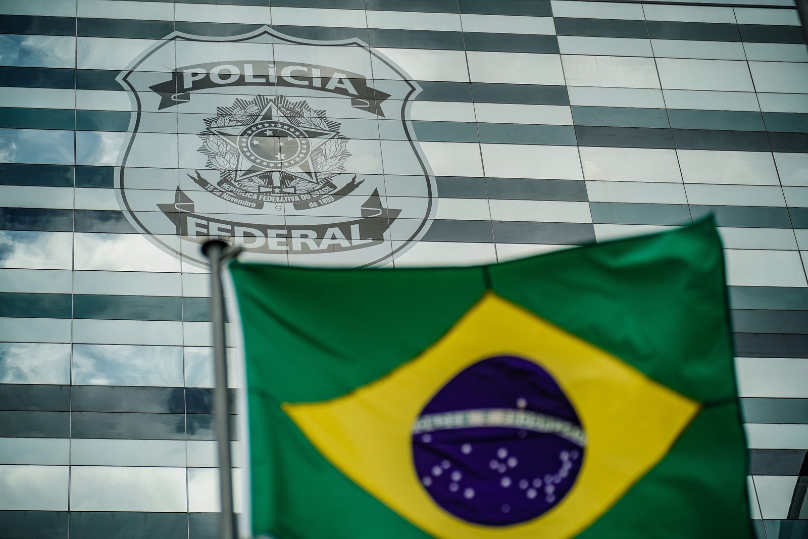 Atrasar o futuro do Brasil é trabalho profissional