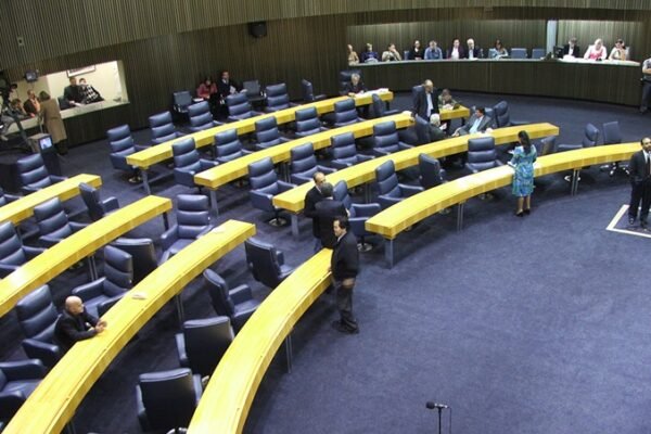 Sob protestos, Câmara de São Paulo aprova reajuste anual a servidores