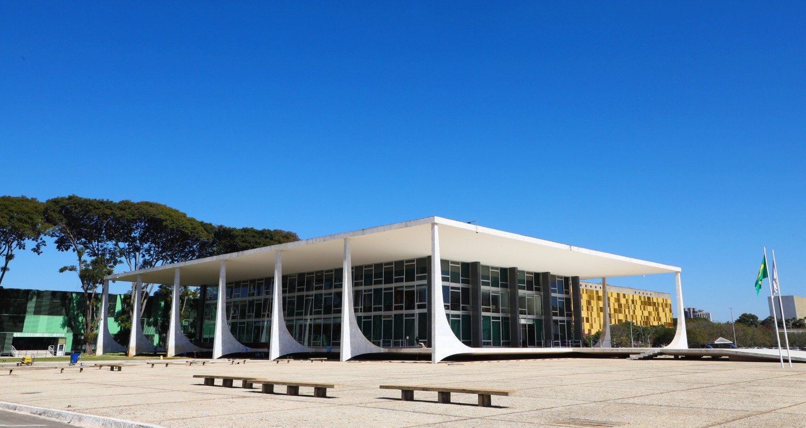 Quem vigia os guardiões? O devido processo legal e os limites de atuação do STF