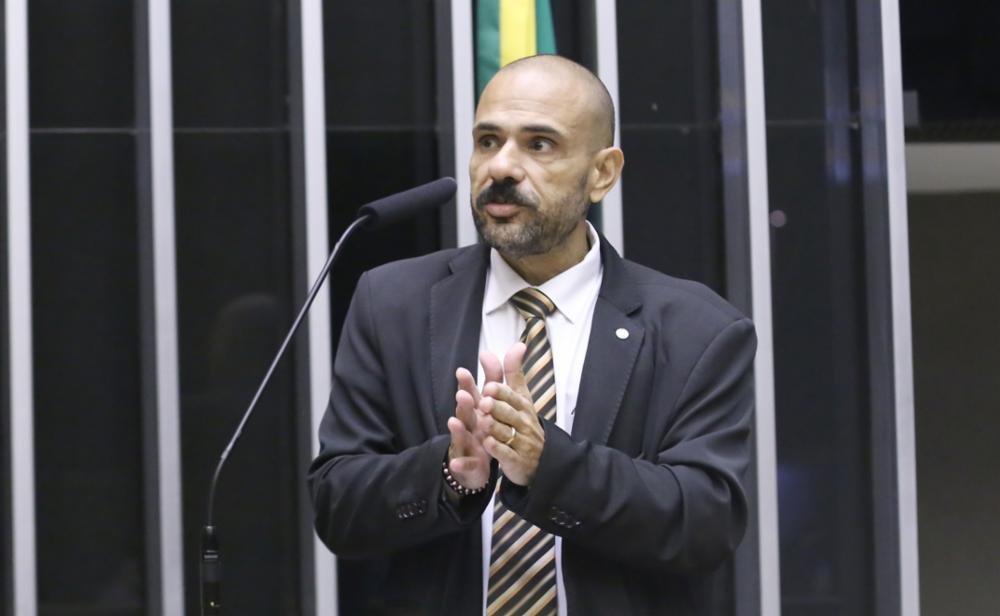 Carro de deputado federal é atingido por tiros no Rio