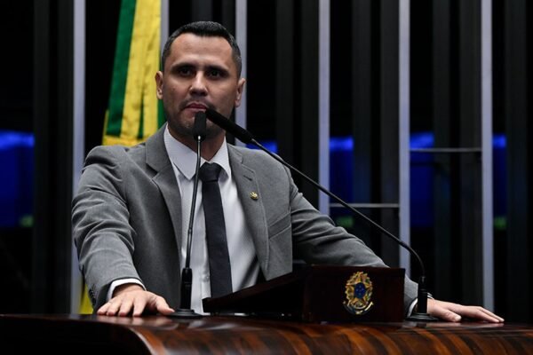 Cleitinho (Republicanos) e Nikolas Ferreira (PL) lideram disputa pelo governo de Minas Gerais
