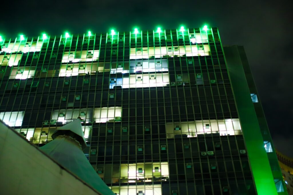 Abril Verde: Câmara de SP ilumina sede com a cor verde em apoio à segurança e saúde no trabalho