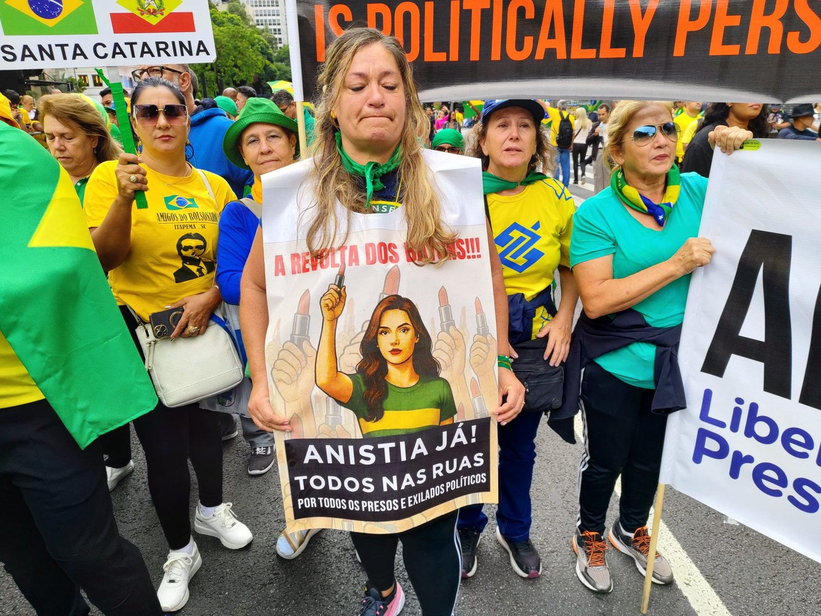 Fotos: manifestantes exibem batons em ato pela anistia