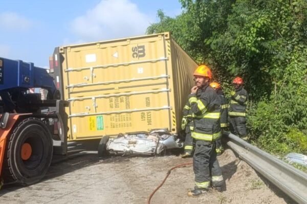 Carreta com contêiner tomba, esmaga carro e mata três pessoas no litoral de SP