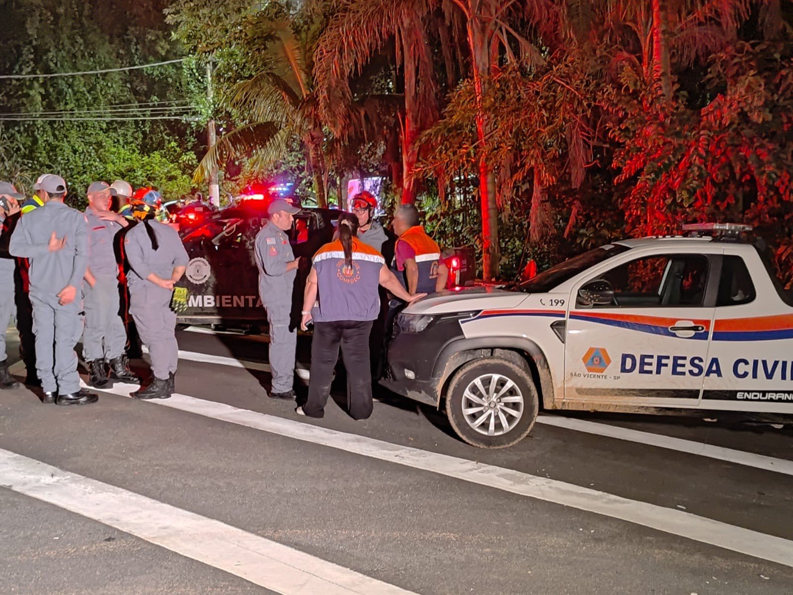 Sabesp instala rede provisória de abastecimento em local onde tubulação rompeu e causou deslizamento de terra