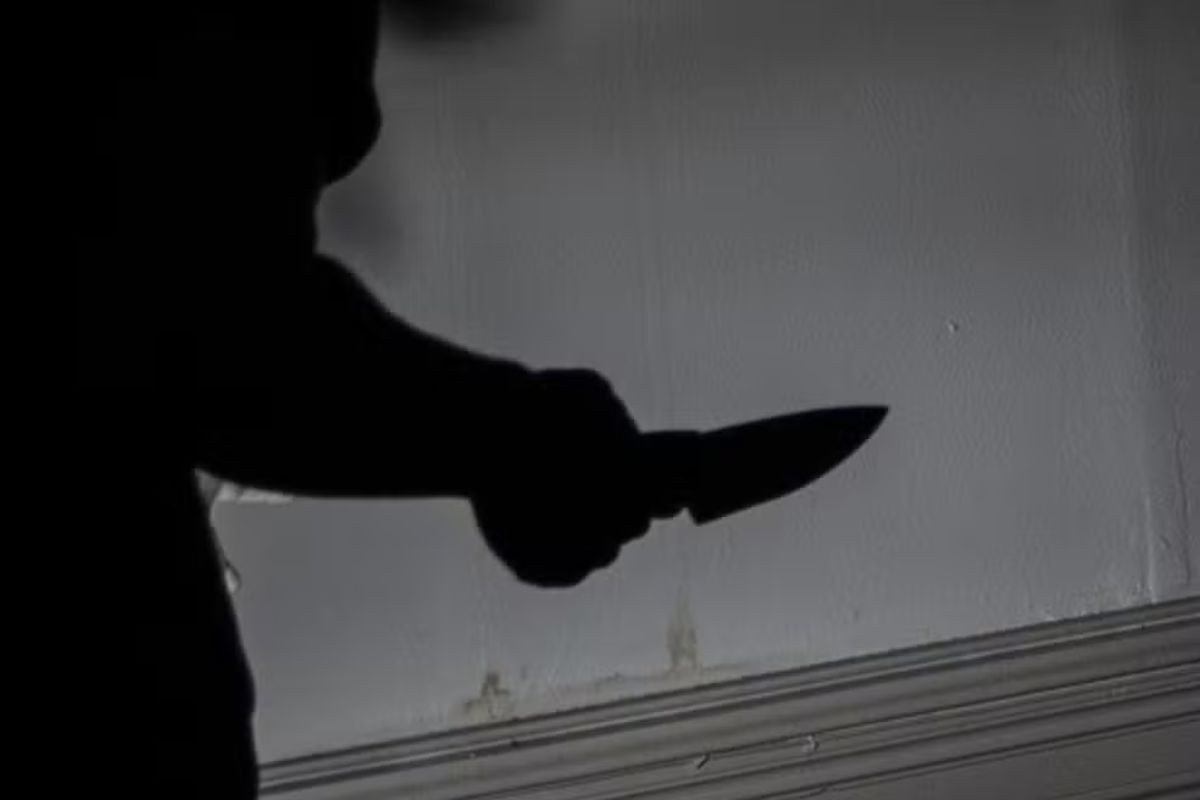 Mulher esfaqueia marido no abdômen, mas alega problemas psicológicos e é liberada; vítima está internada