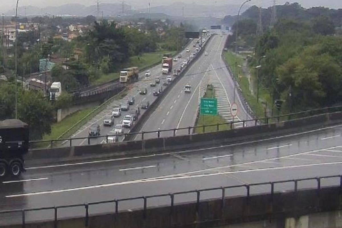 Com chuva no litoral de SP, motoristas antecipam volta do feriadão e congestionam estradas