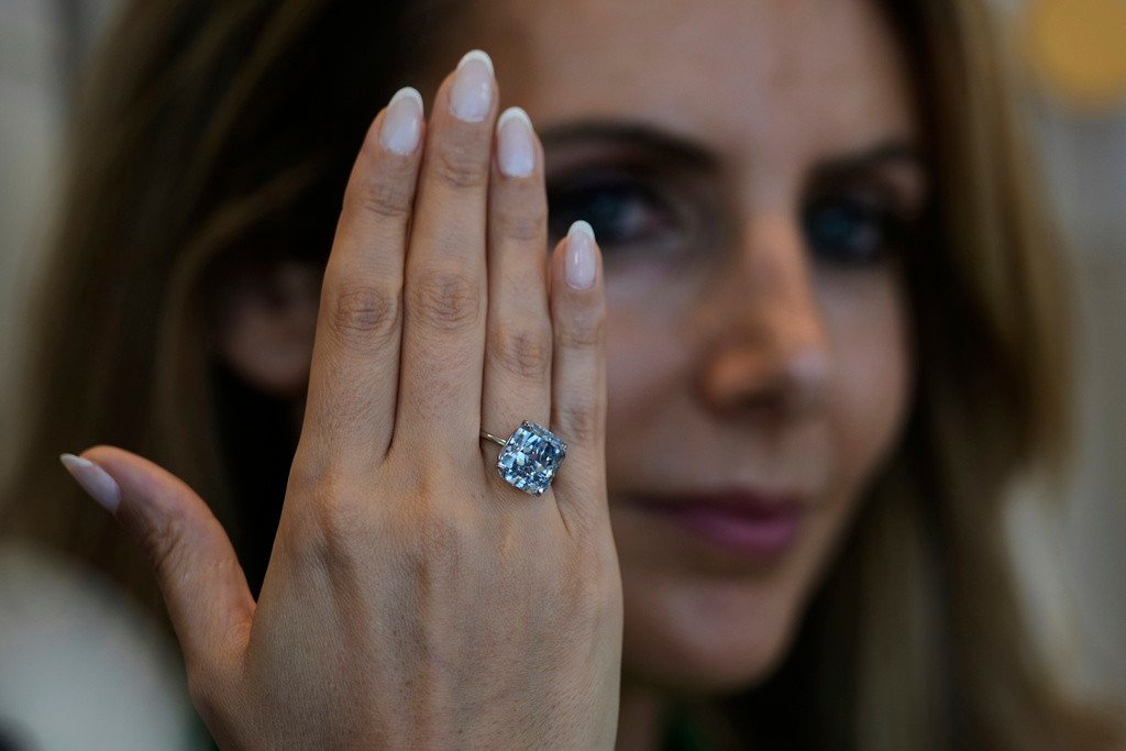Raro diamante azul que vale cerca de R$ 118 milhões rouba a cena em exposição em Abu Dhabi