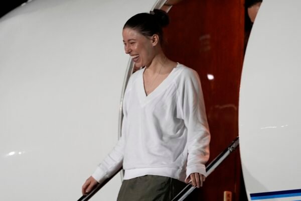 Mulher presa na Rússia por doar US$ 52 a instituição ucraniana é solta em troca de prisioneiros