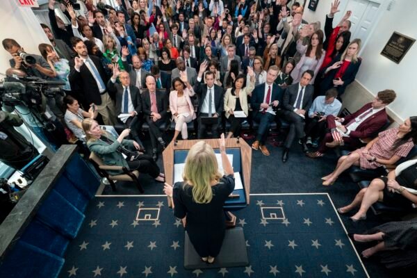 Governo Trump aumenta controle sobre ‘cercadinho’ da Casa Branca e abre espaço para Youtubers pró-governo, diz jornal