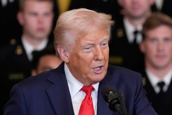 Trump promete dinheiro e passagem de avião para imigrantes ‘bons’ que se ‘autodeportarem’ dos EUA