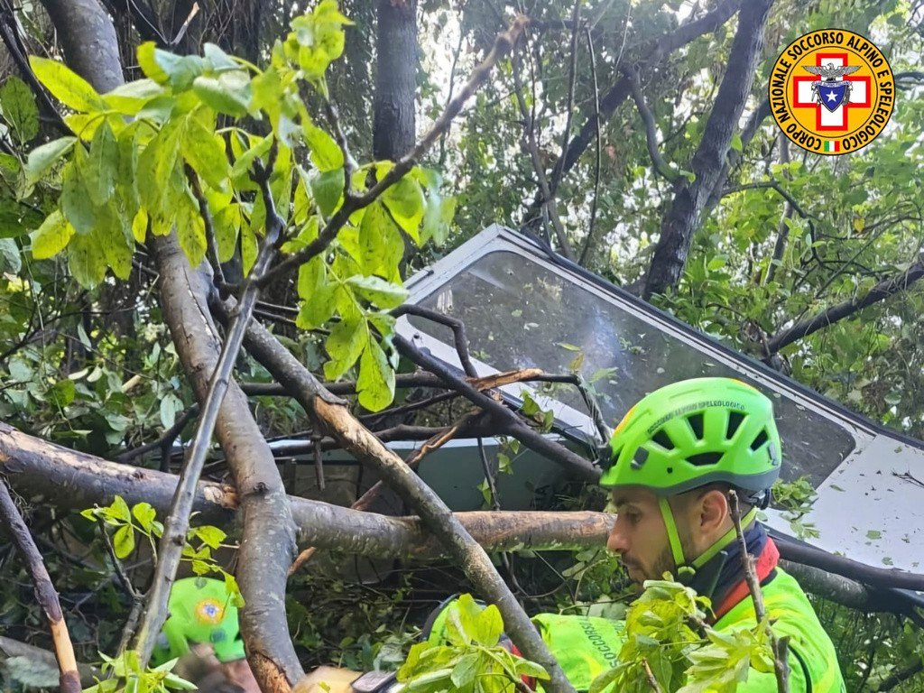 Cabine de teleférico despenca na Itália; quatro pessoas morreram, diz imprensa local
