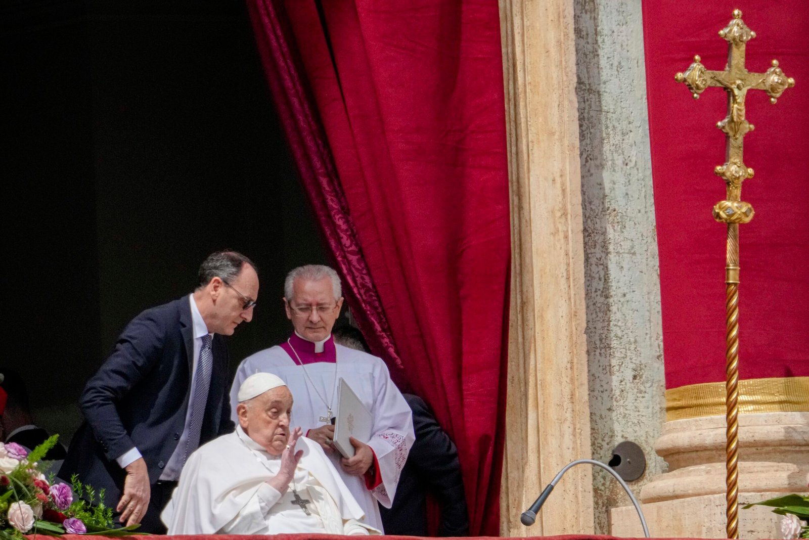 Papa Francisco passou o último dia trabalhando, apesar de ordens médicas de repouso